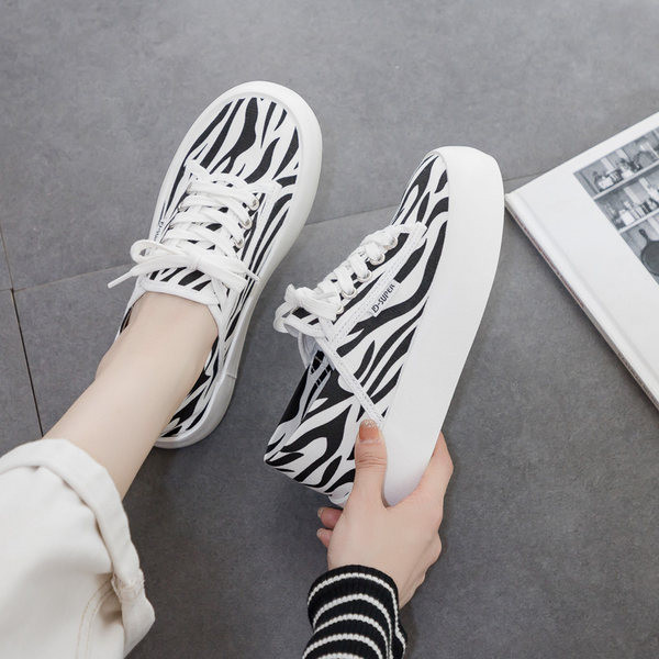 Ženske zaobljene tekstilne tenisice s vezicama