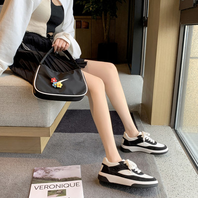 Naiste vabaaja tossud paelte ja lameda tallaga