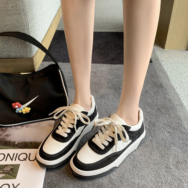 Naiste vabaaja tossud paelte ja lameda tallaga