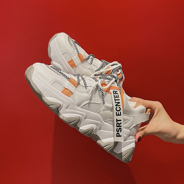 Sieviešu kedas ar raupju zoli un uzrakstu baltā un melnā krāsā