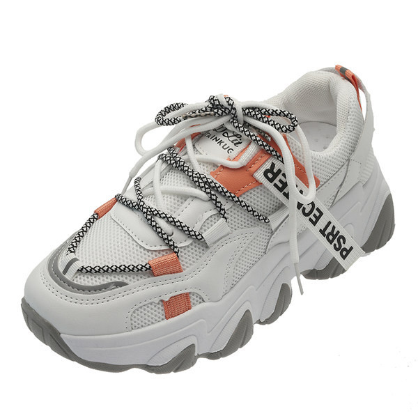 Sieviešu kedas ar raupju zoli un uzrakstu baltā un melnā krāsā