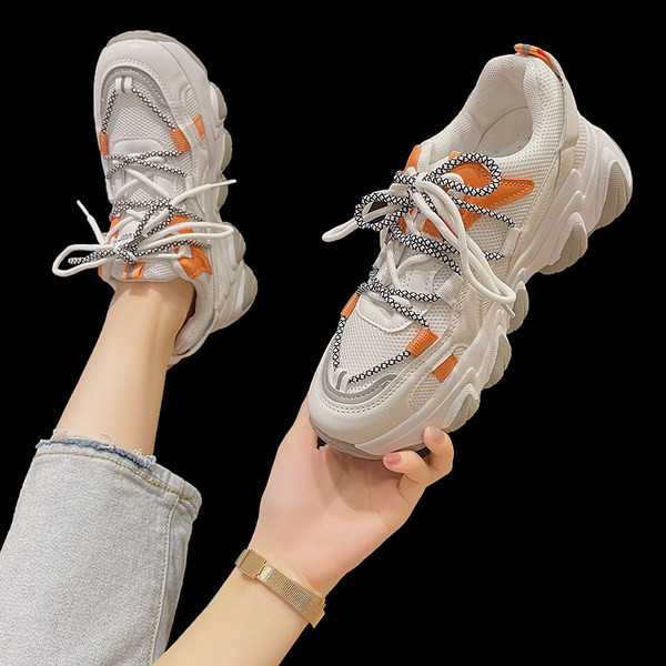 Sieviešu kedas ar raupju zoli un uzrakstu baltā un melnā krāsā