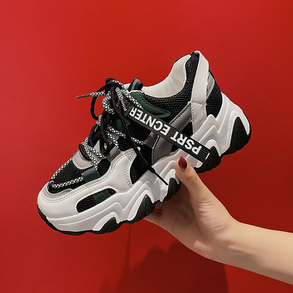 Sieviešu kedas ar raupju zoli un uzrakstu baltā un melnā krāsā