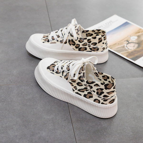 Sieviešu kedas ar mežģīnēm piemērotas ikdienas lietošanai