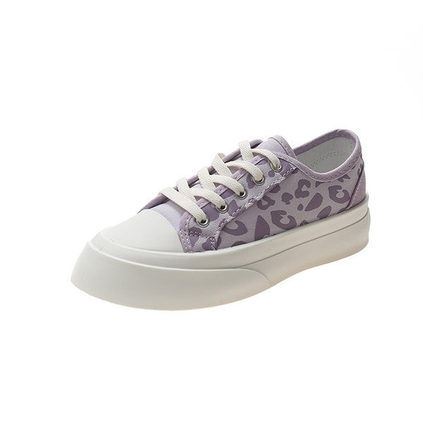 Jauns sieviešu kedu modelis ar plakanu zoli un dzīvnieku apdruku