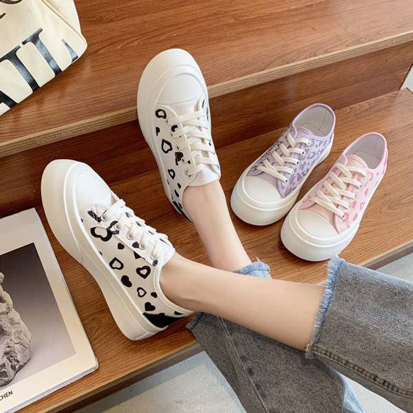 Jauns sieviešu kedu modelis ar plakanu zoli un dzīvnieku apdruku