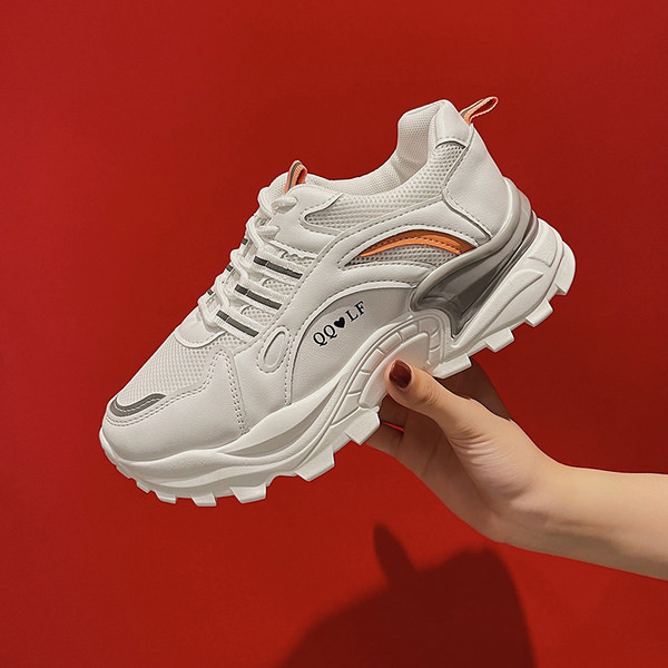 Sieviešu kedas ar mežģīnēm un rupju zoli baltā un melnā krāsā