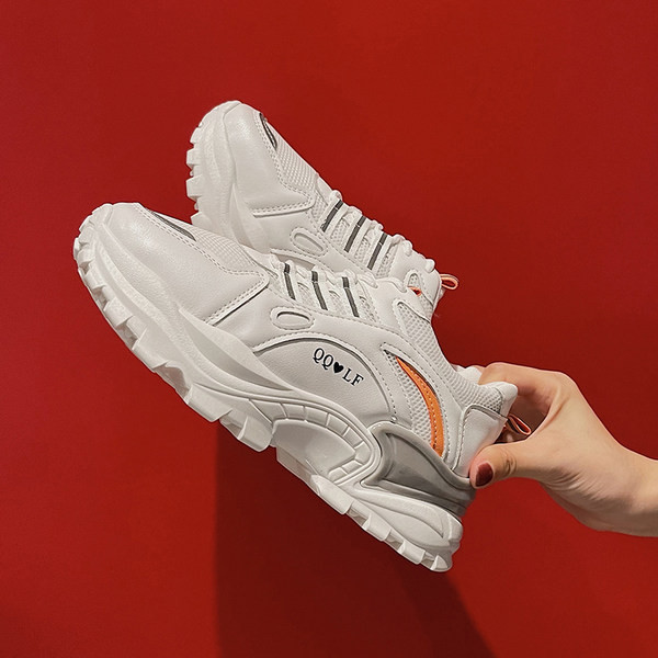 Sieviešu kedas ar mežģīnēm un rupju zoli baltā un melnā krāsā