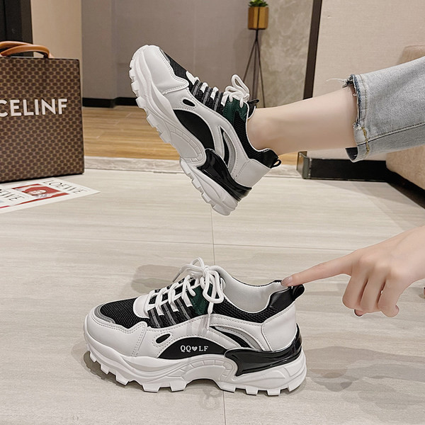 Sieviešu kedas ar mežģīnēm un rupju zoli baltā un melnā krāsā