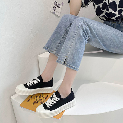 Mūsdienīgas sieviešu kedas ar plakanām zolēm - divu krāsu