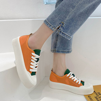 Mūsdienīgas sieviešu kedas ar plakanām zolēm - divu krāsu