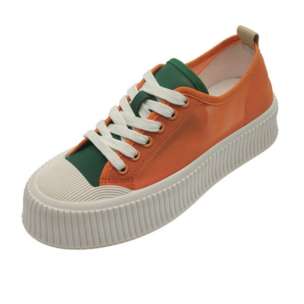 Mūsdienīgas sieviešu kedas ar plakanām zolēm - divu krāsu