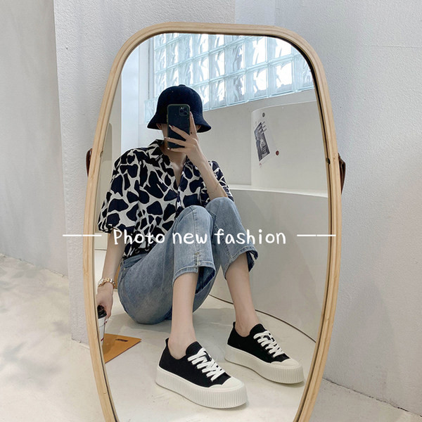 Mūsdienīgas sieviešu kedas ar plakanām zolēm - divu krāsu