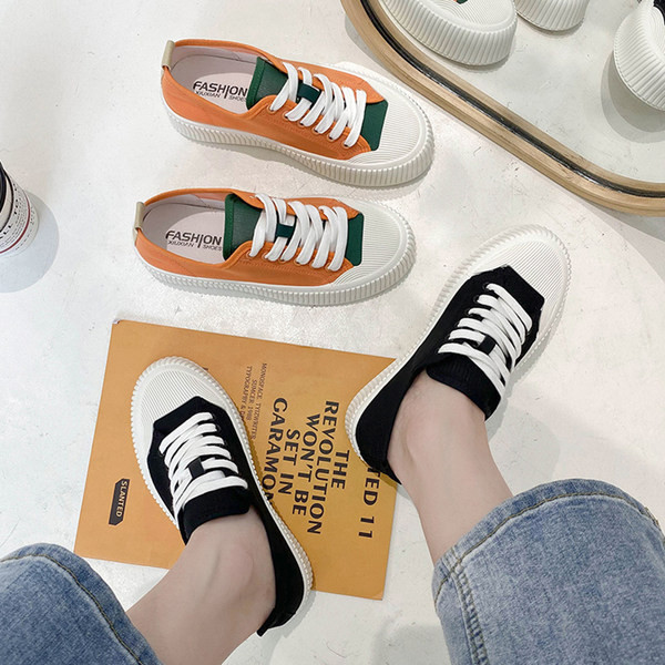 Mūsdienīgas sieviešu kedas ar plakanām zolēm - divu krāsu