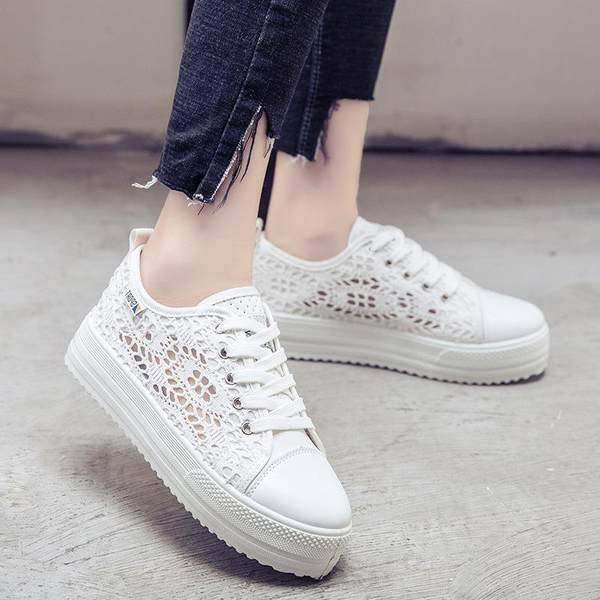 Vasaras sieviešu kedas ar izšuvumu uz plakanas zoles baltā krāsā