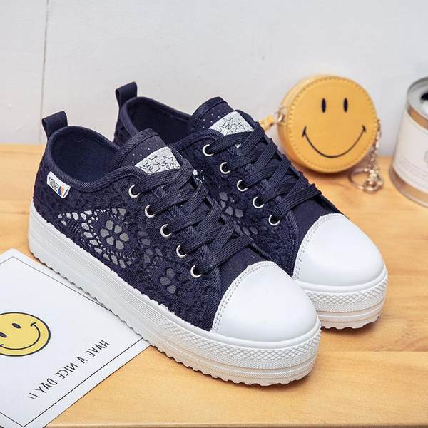 Vasaras sieviešu kedas ar izšuvumu uz plakanas zoles baltā krāsā