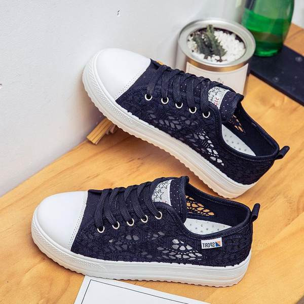 Vasaras sieviešu kedas ar izšuvumu uz plakanas zoles baltā krāsā