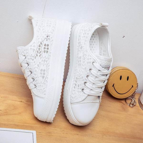 Vasaras sieviešu kedas ar izšuvumu uz plakanas zoles baltā krāsā