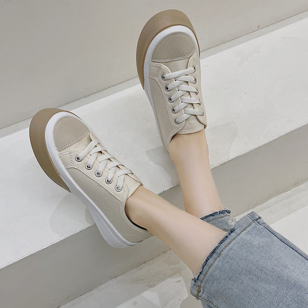 Γυναικεία αθλητικά παπούτσια με κορδόνια και επίπεδη σόλα σε τέσσερα χρώματα