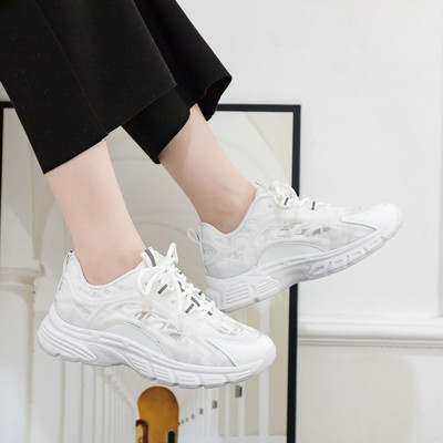 Kareda tallakirja ja paeltega naiste tossud