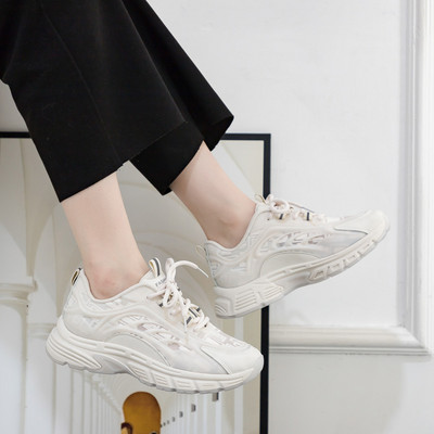 Kareda tallakirja ja paeltega naiste tossud