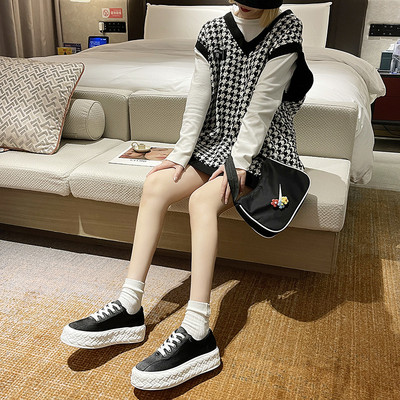 Ühevärvilised lameda tallaga naiste tossud