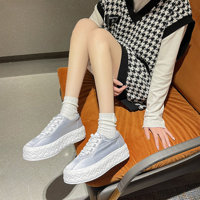 Ühevärvilised lameda tallaga naiste tossud