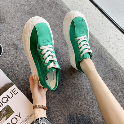 Ühevärvilised lameda tallaga naiste tossud