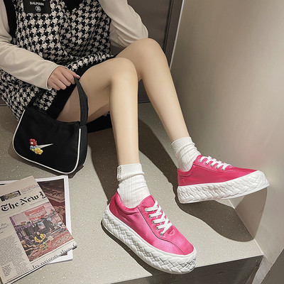 Ühevärvilised lameda tallaga naiste tossud