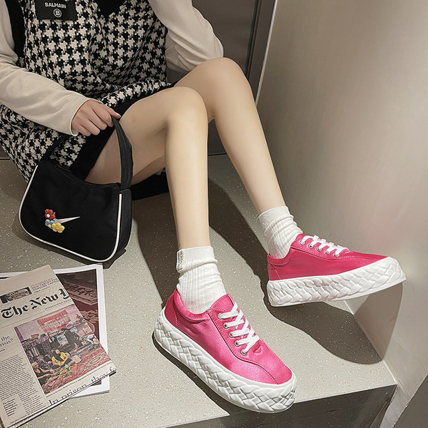 Ühevärvilised lameda tallaga naiste tossud