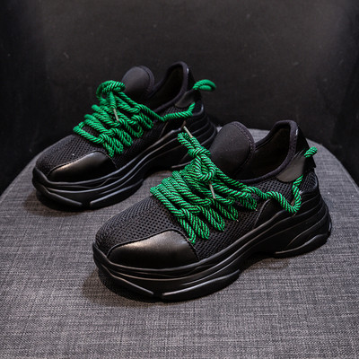 Krāsainas sieviešu kedas ar svītrainām mežģīnēm