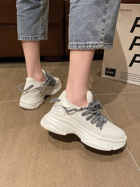 Krāsainas sieviešu kedas ar svītrainām mežģīnēm