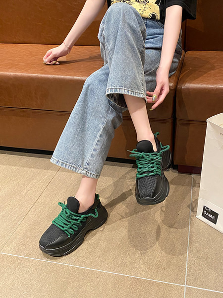 Krāsainas sieviešu kedas ar svītrainām mežģīnēm