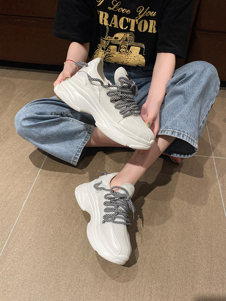 Krāsainas sieviešu kedas ar svītrainām mežģīnēm