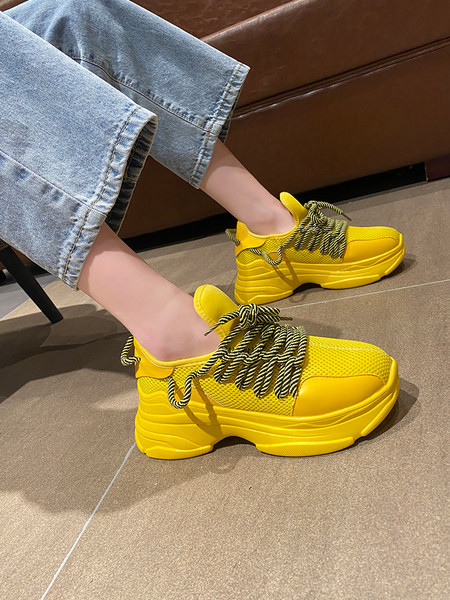 Krāsainas sieviešu kedas ar svītrainām mežģīnēm