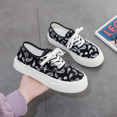 Naiste vabaaja tossud aplikatsiooni ja lipsudega kaks mudelit