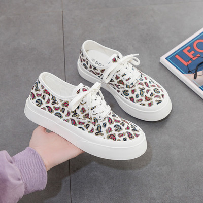 Naiste vabaaja tossud aplikatsiooni ja lipsudega kaks mudelit