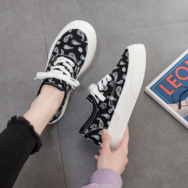 Naiste vabaaja tossud aplikatsiooni ja lipsudega kaks mudelit