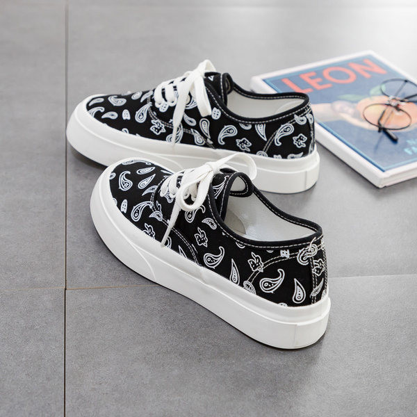 Naiste vabaaja tossud aplikatsiooni ja lipsudega kaks mudelit