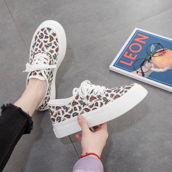 Naiste vabaaja tossud aplikatsiooni ja lipsudega kaks mudelit