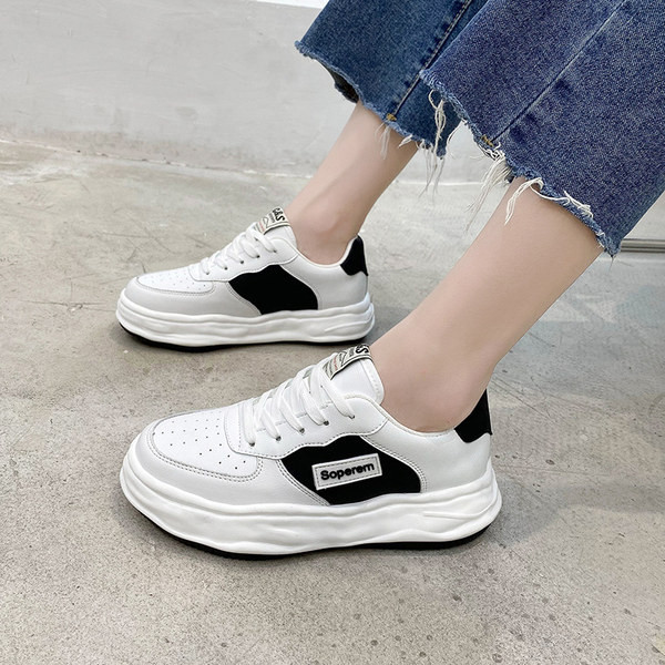 Sieviešu kedas ar plakanu zoli un šņorēm - izgatavotas no eko ādas