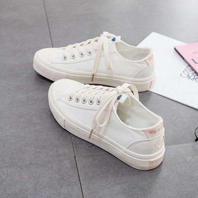 Naiste riidest tossud lipsude ja pealdisega