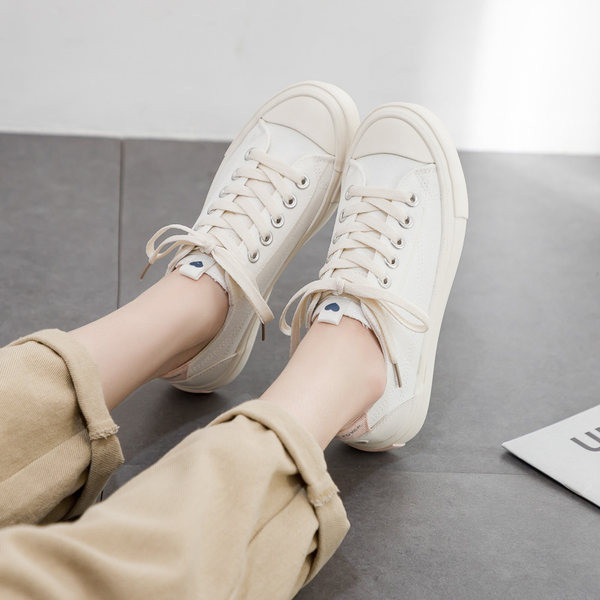 Naiste riidest tossud lipsude ja pealdisega