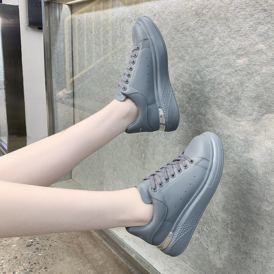 Sieviešu kedas ar mežģīnēm un plakanu zoli trīs krāsās