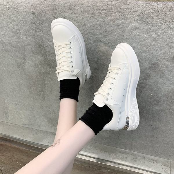 Sieviešu kedas ar mežģīnēm un plakanu zoli trīs krāsās