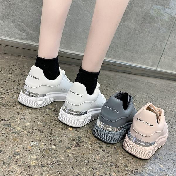 Sieviešu kedas ar mežģīnēm un plakanu zoli trīs krāsās