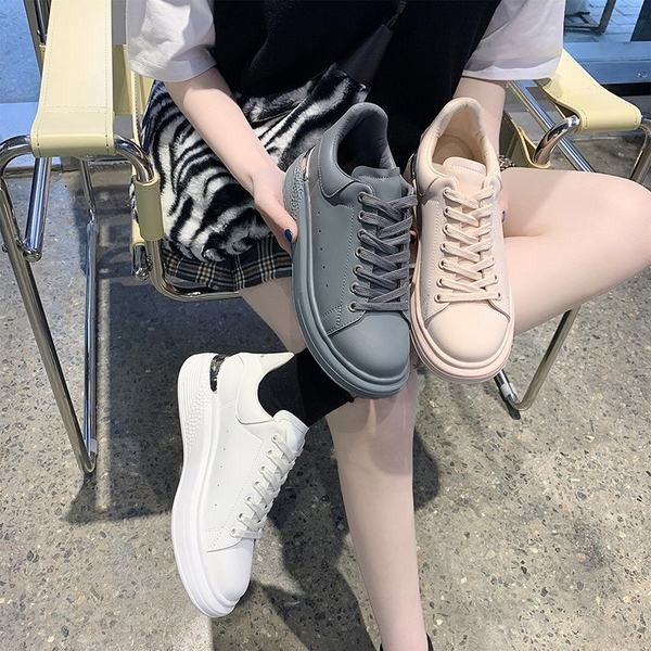 Sieviešu kedas ar mežģīnēm un plakanu zoli trīs krāsās