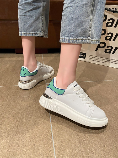 Vasaras sieviešu kedas no eko ādas ar aplikāciju