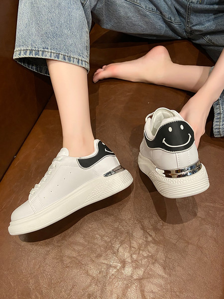 Vasaras sieviešu kedas no eko ādas ar aplikāciju