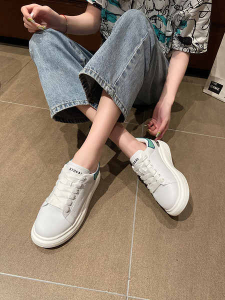 Vasaras sieviešu kedas no eko ādas ar aplikāciju